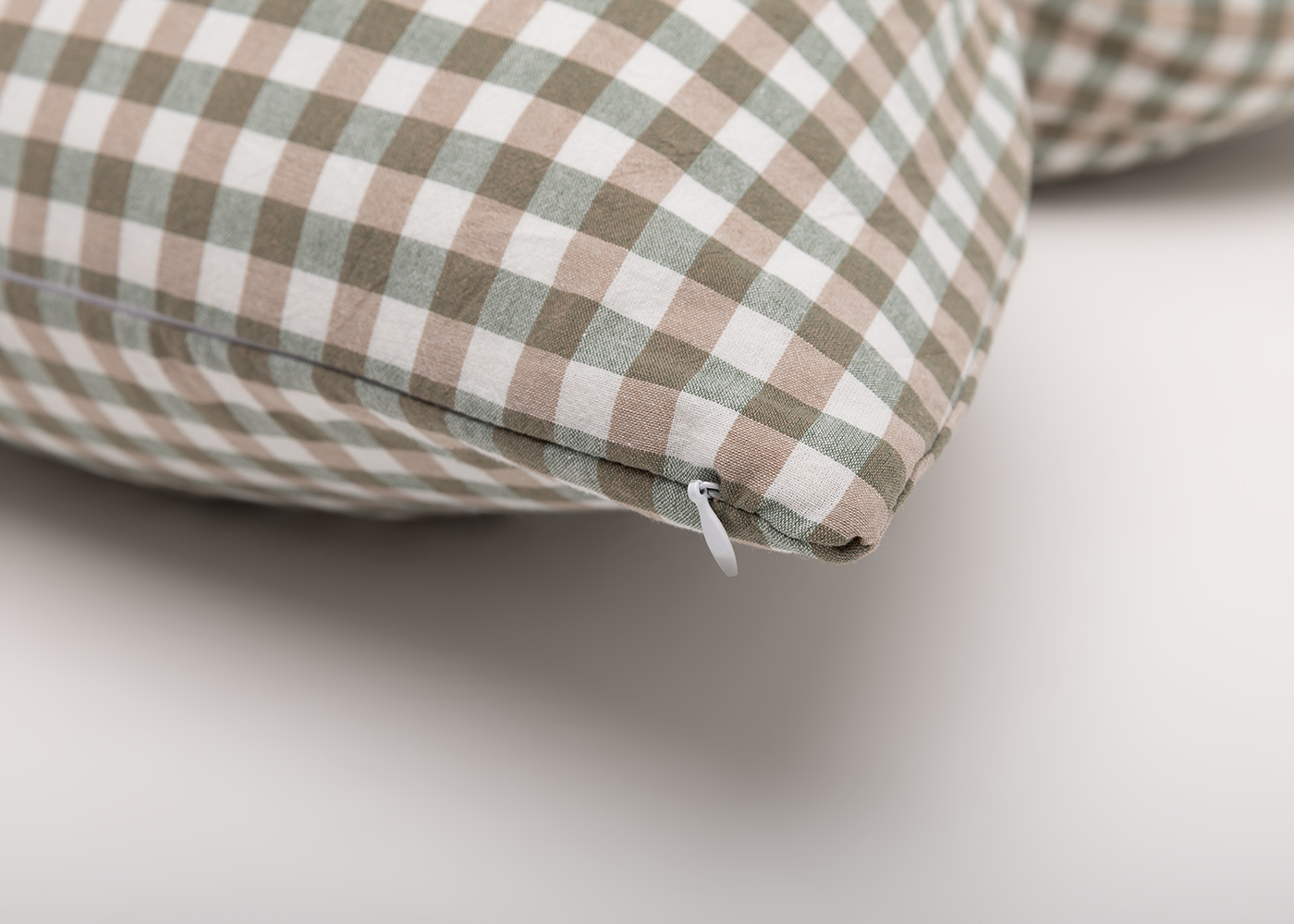 Декоративная подушка "Бант" зеленый клетчатый. Фото 5.