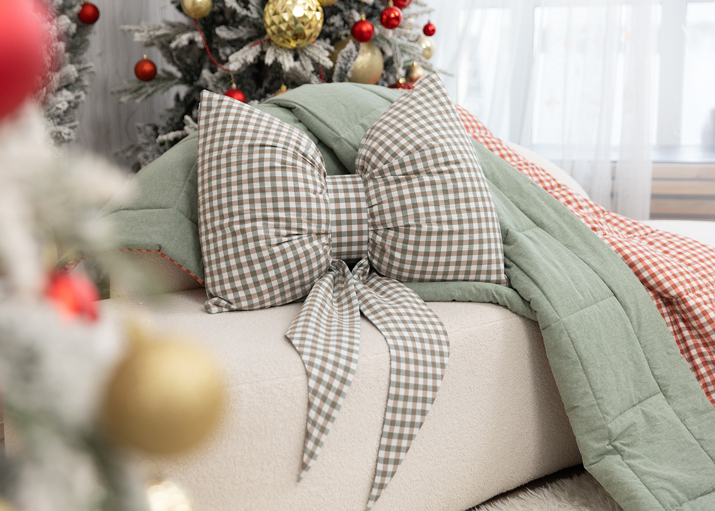 Декоративная подушка "Бант" зеленый клетчатый. Фото 1.