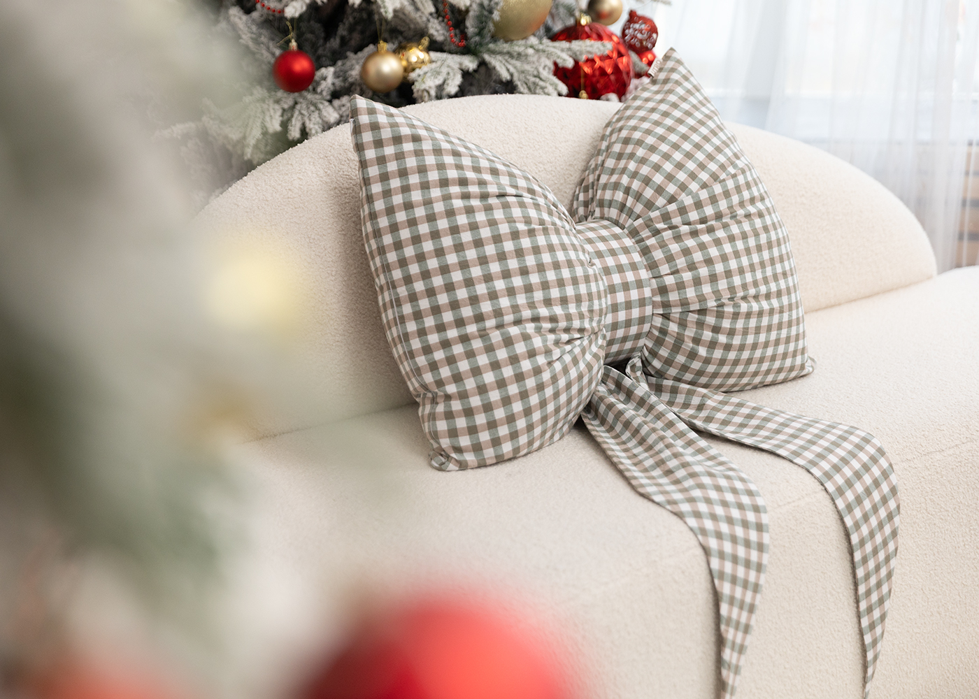 Декоративная подушка "Бант" зеленый клетчатый. Фото 2.