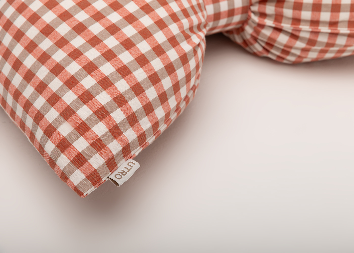 Декоративная подушка "Бант" красный клетчатый. Фото 3.