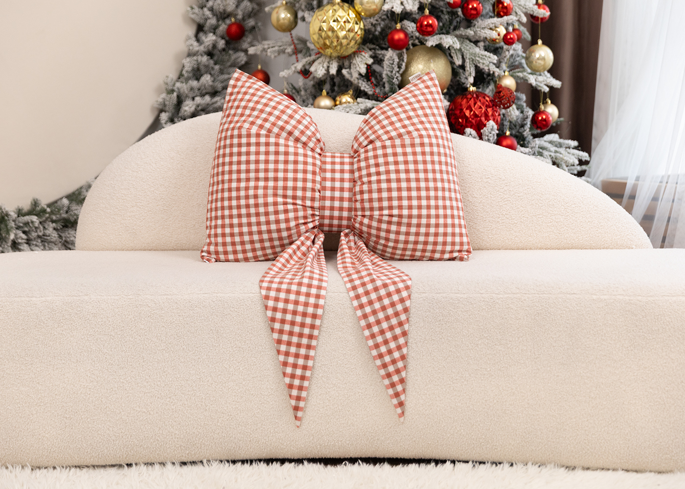 Декоративная подушка "Бант" красный клетчатый. Фото 2.