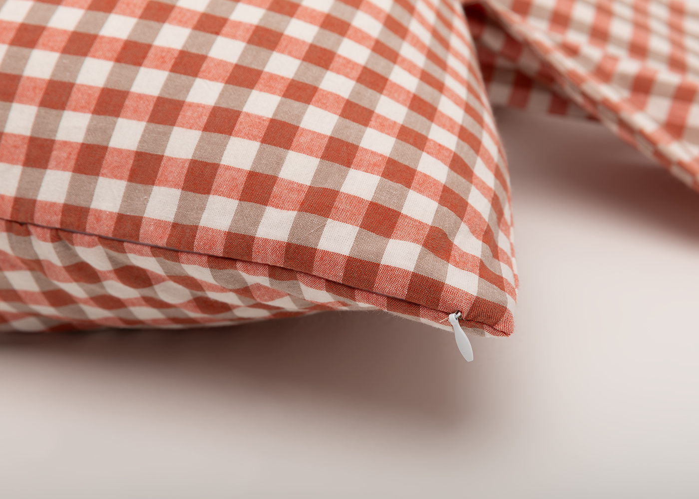 Декоративная подушка "Бант" красный клетчатый. Фото 5.