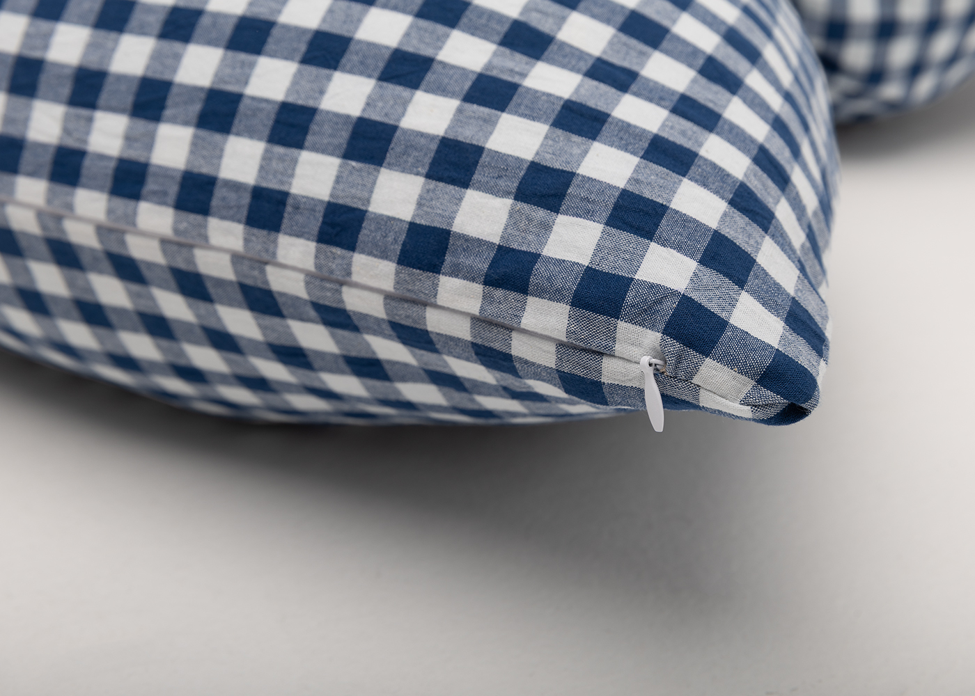 Декоративная подушка "Бант" синий клетчатый. Фото 5.