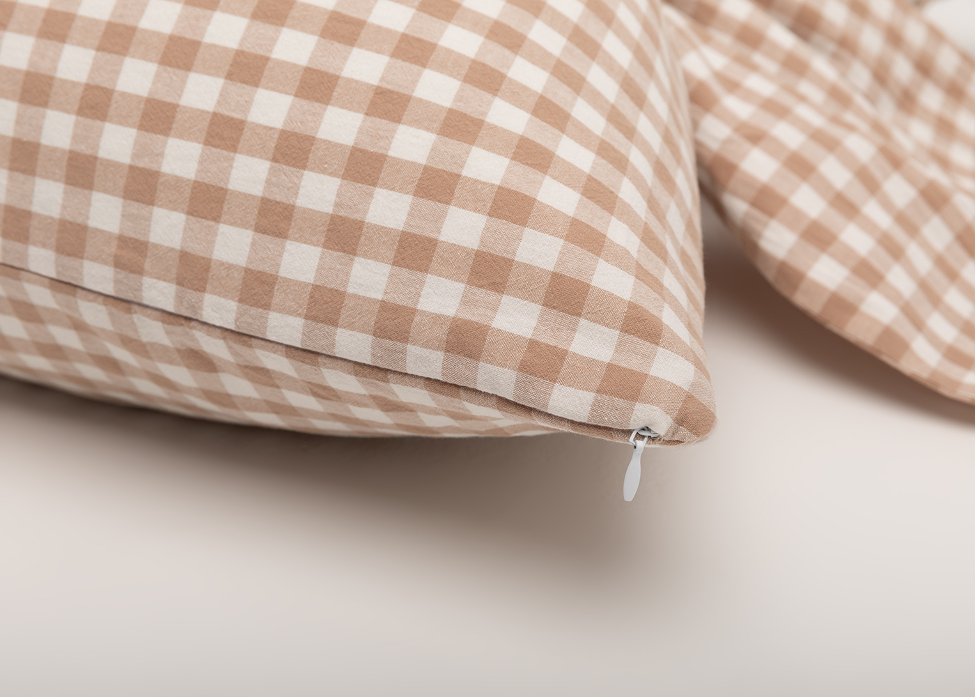 Декоративная подушка "Бант" бежевый клетчатый. Фото 4.