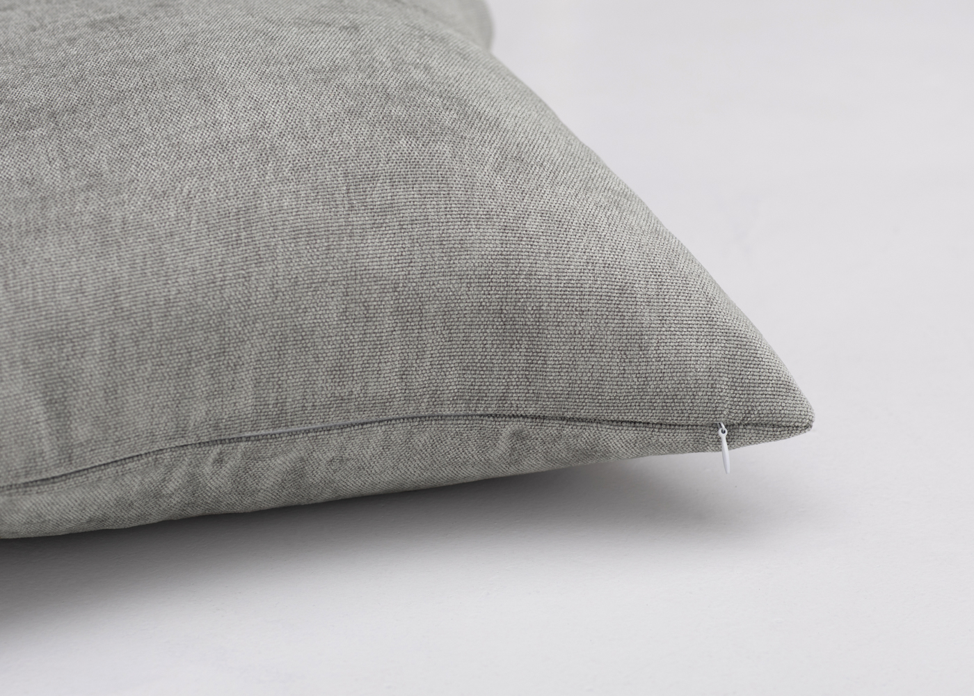 Декоративная наволочка из шенилла серая. Фото 3.