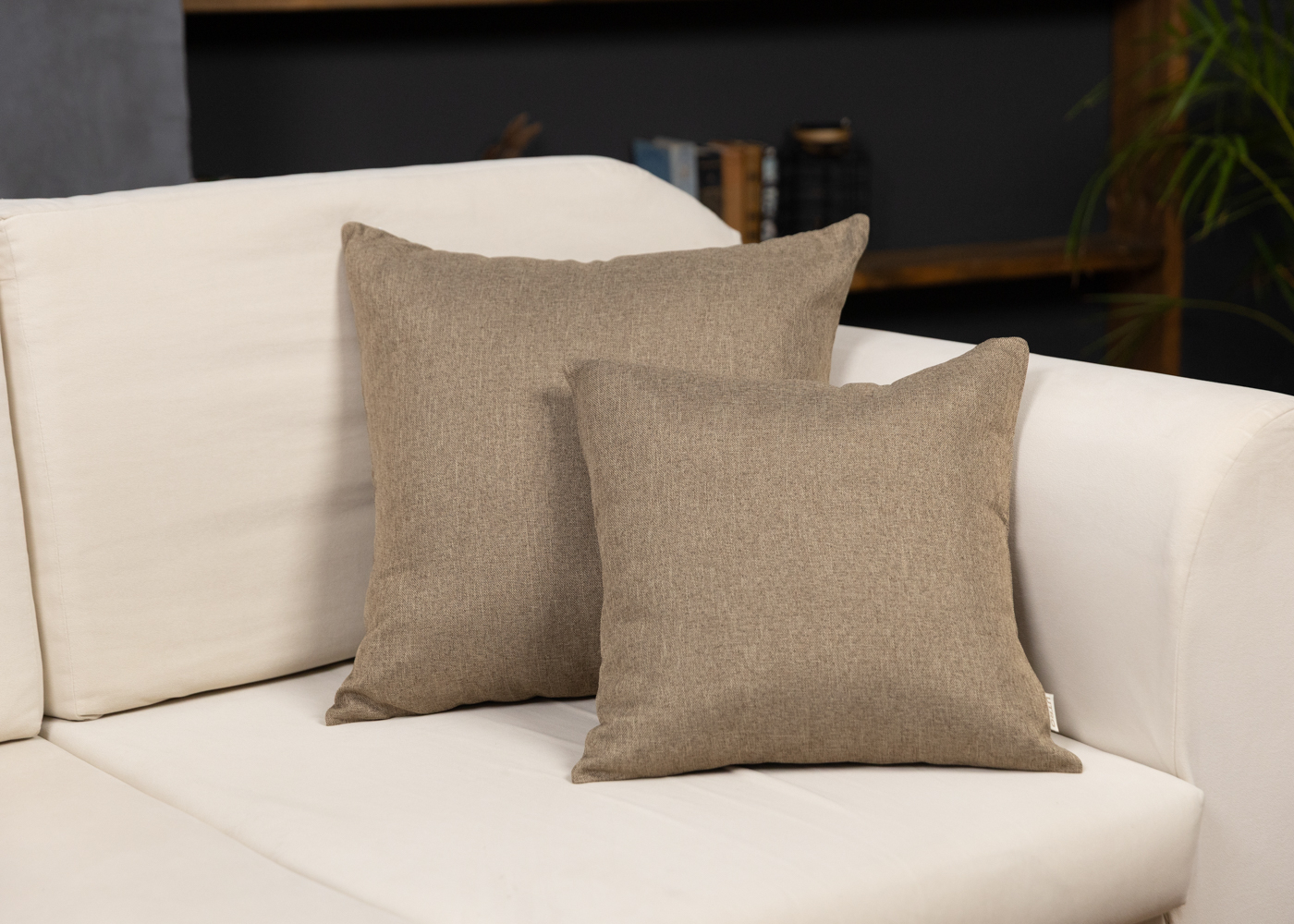 Декоративная наволочка блэкаут бежевая. Фото 2.