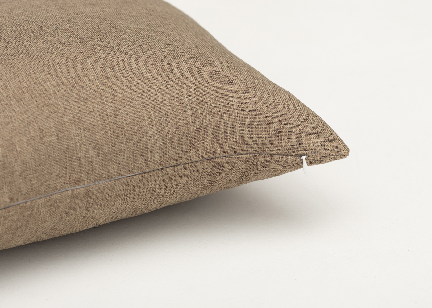 Декоративная наволочка блэкаут бежевая. Фото 3.