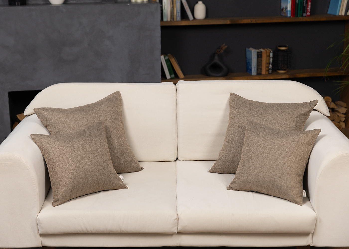 Декоративная наволочка блэкаут бежевая. Фото 1.