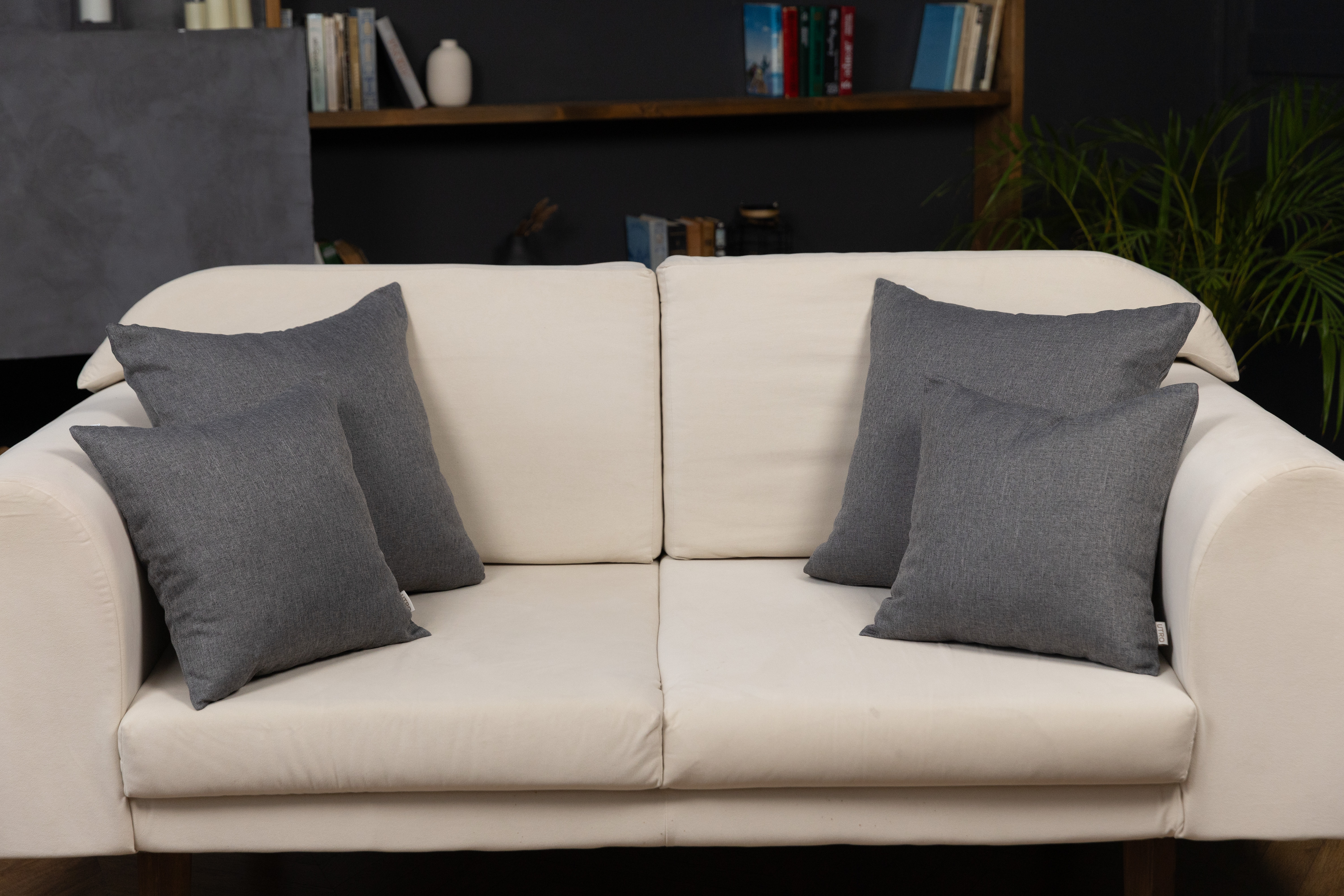 Декоративная наволочка блэкаут серая. Фото 1.