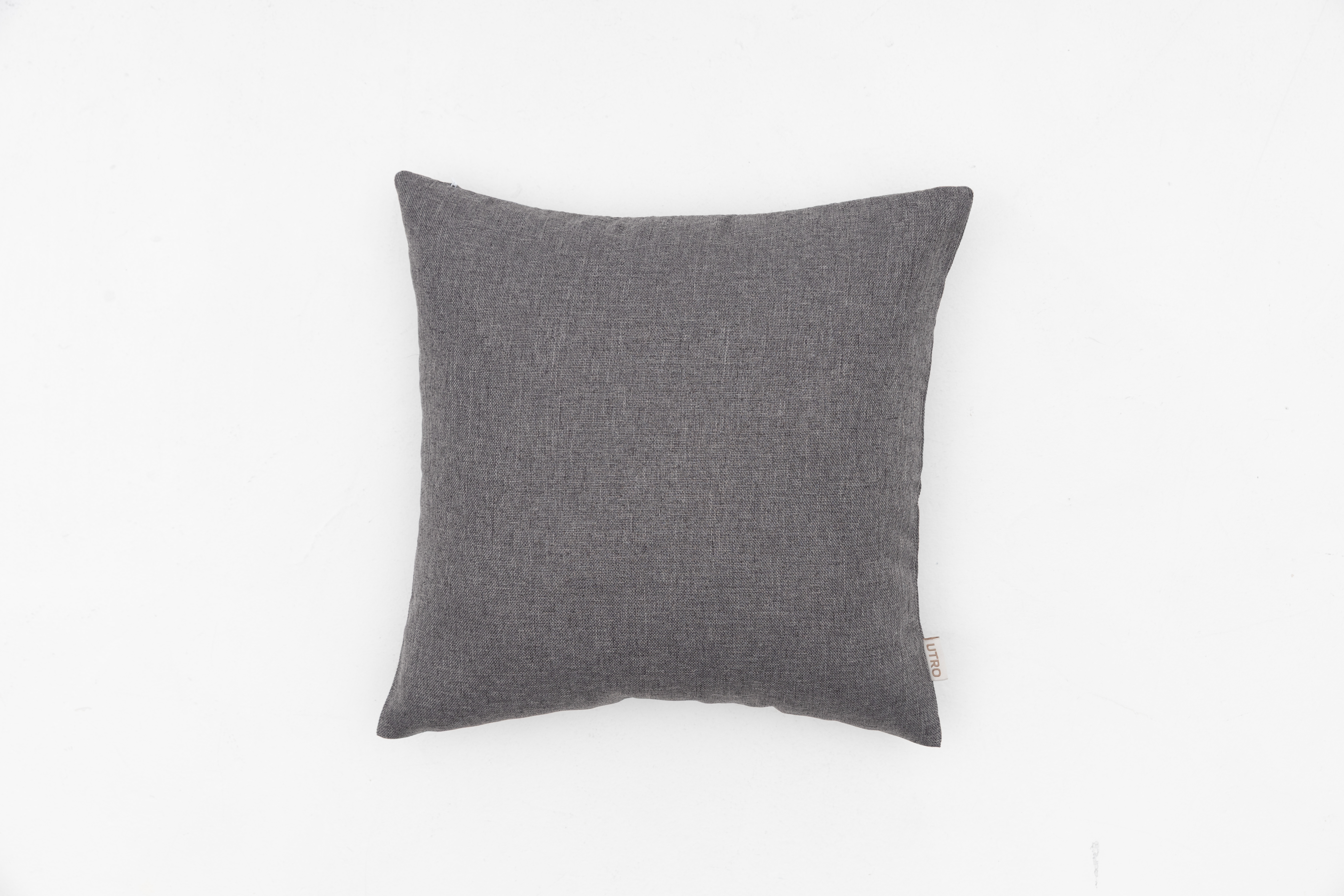 Декоративная наволочка блэкаут серая. Фото 4.