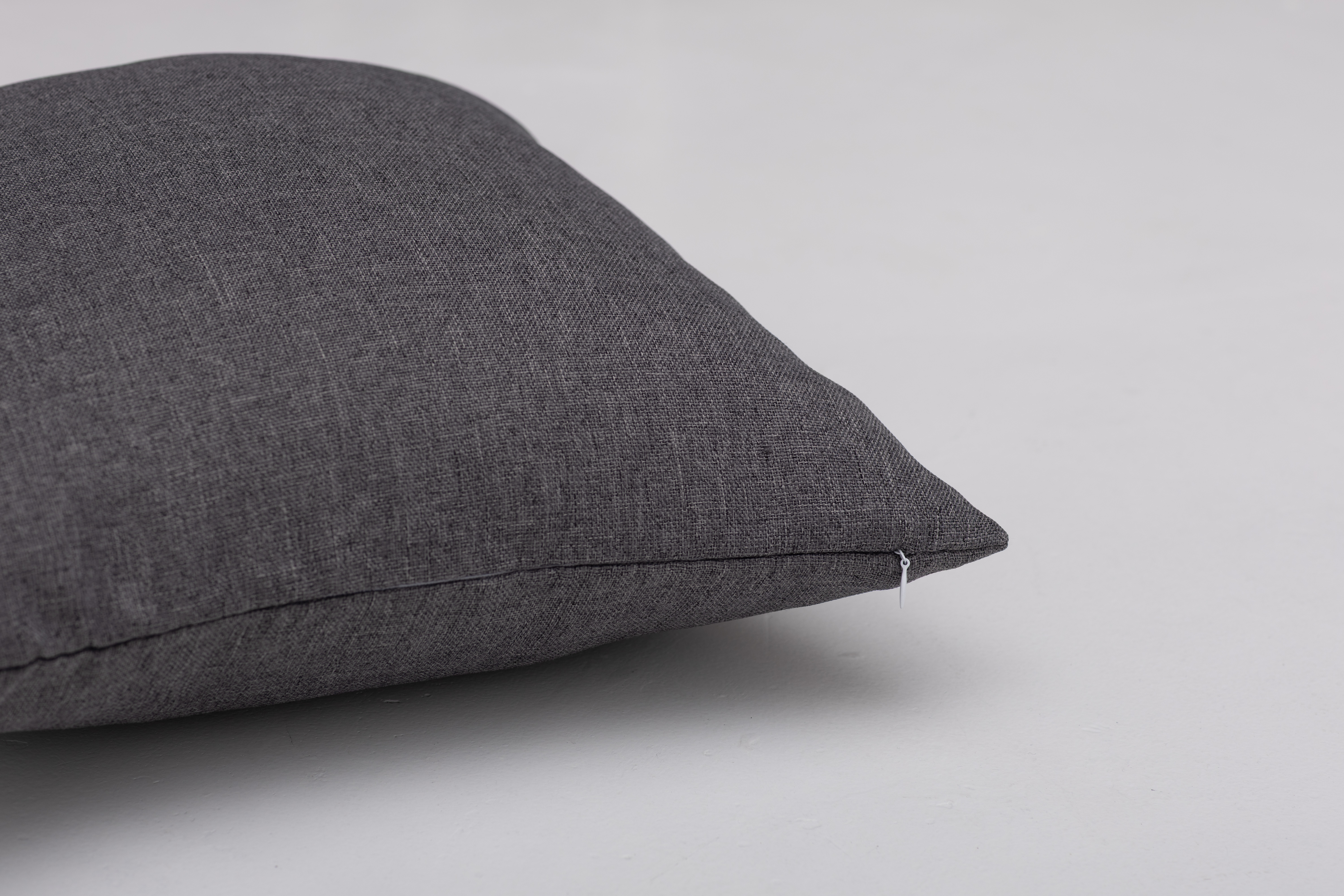 Декоративная наволочка блэкаут серая. Фото 3.
